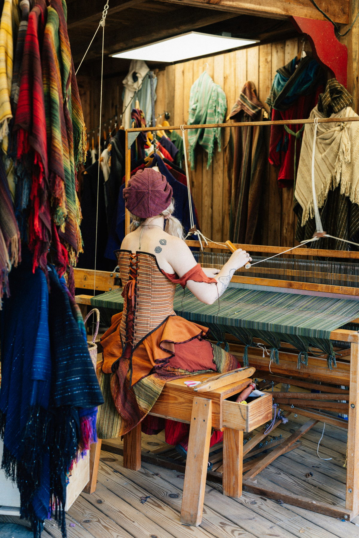 Tisserande dans son atelier